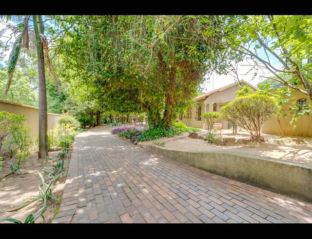 9 BEDROOM FREESTANDING FOR SALE IN BRYANSTON